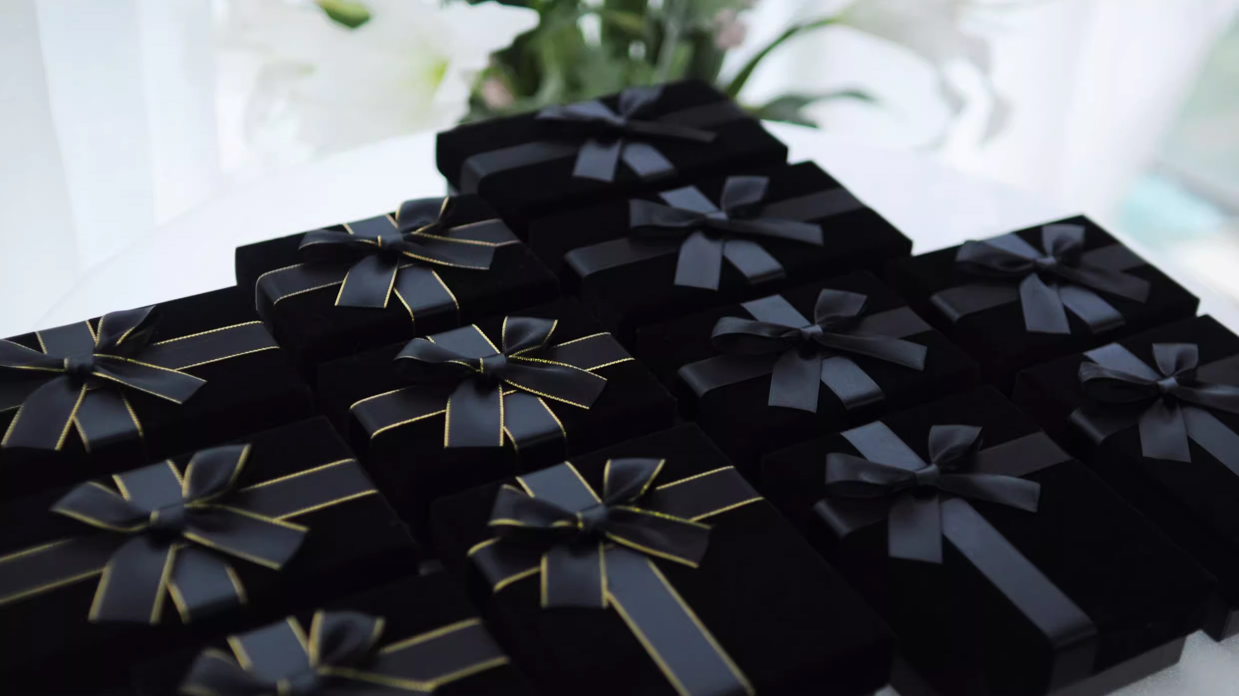 Premium High-grade Material Selected | Customizable Black Velvet Beauty Gift Box 