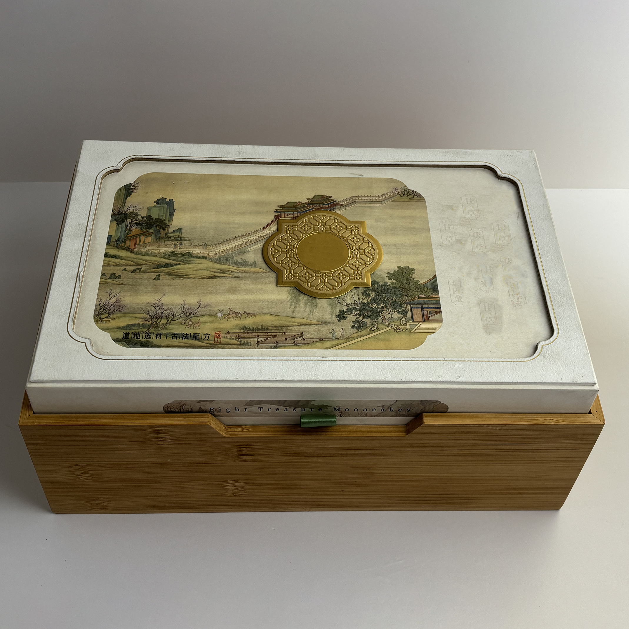 Custom Luxury Specialty Paper Rigid Gift Box with Bamboo Structure & Metal Emblem